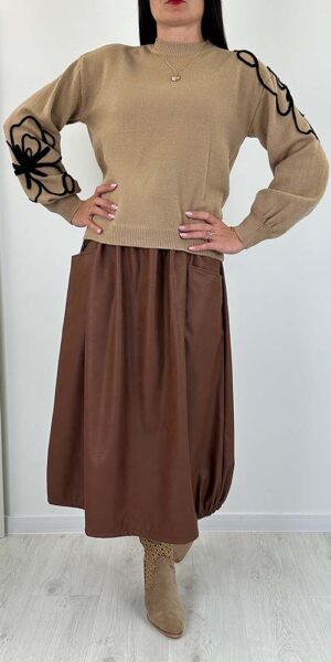 SWETER NIKKO camel kwiaty czarne