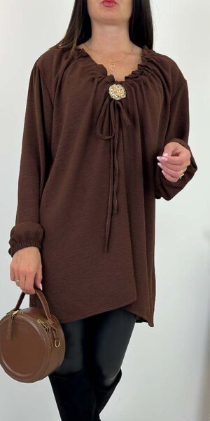 BLUZKA TUNIKA TANIA ze złotą broszką czkoladowa